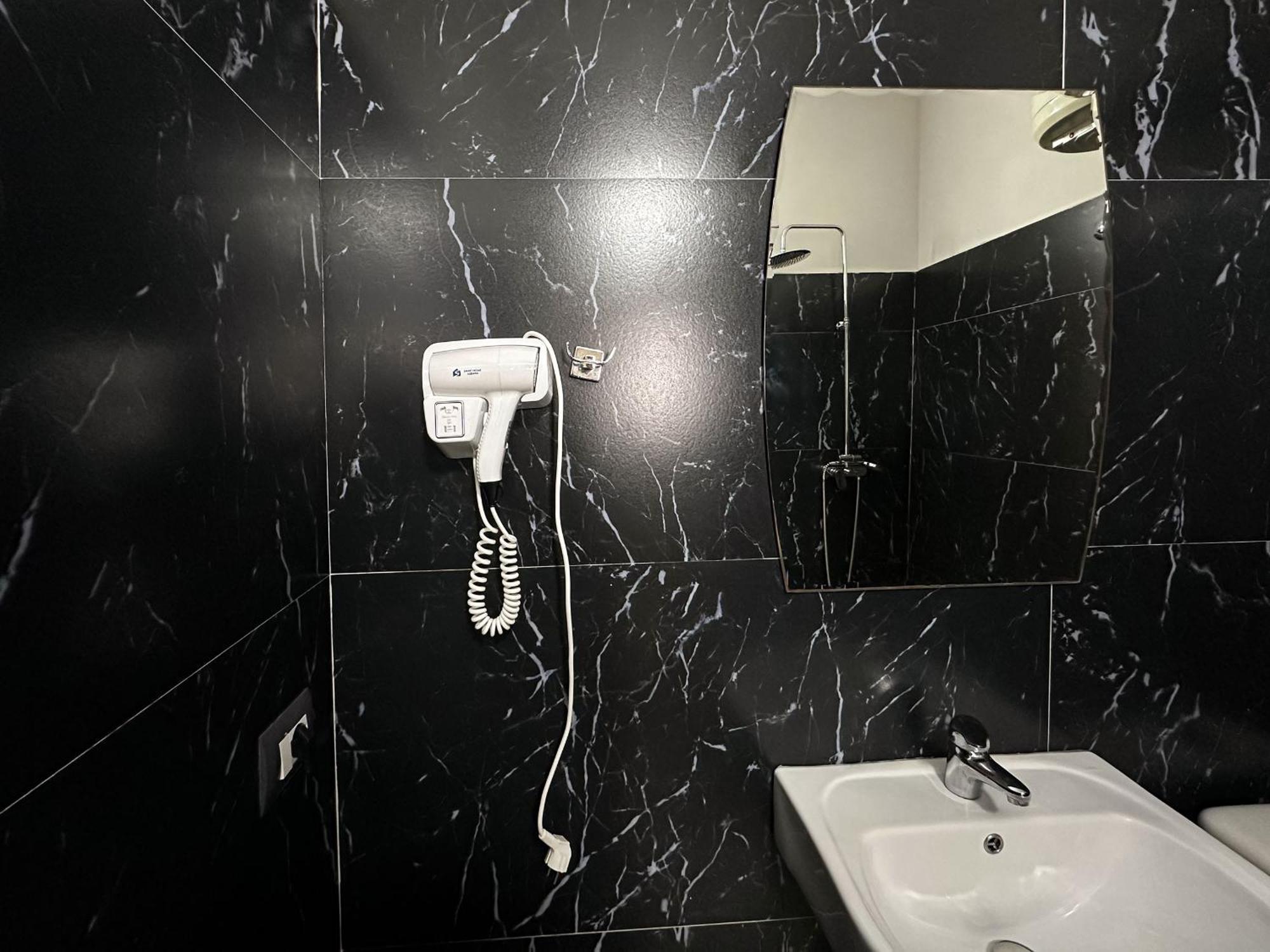 Eden hotel Tirana Buitenkant foto